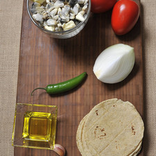 2 jitomate guaje 1 chile serrano 1.5 taza de cuitlacoche ¼ de cebolla blanca 1 diente de ajo Aceite de oliva, al gusto Sal, al gusto 6 tortillas