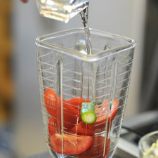 Moler en la licuadora le jitomate con el chile serrano y un poco de agua. Reservar.