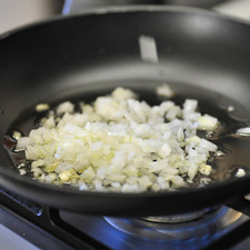 Acitronar en una sartén con aceite de oliva el ajo y la cebolla durante un par de minutos.