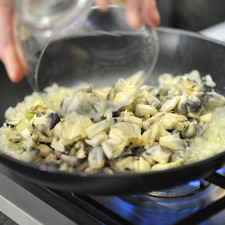 Agregar el cuitlacoche y continuar cociendo 5 minutos más o hasta que esté suave. Sazonar con sal y mezclar.