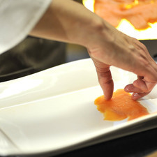 Picar finamente la cebolla. En un plato extendido disponer delgadas rebanadas de salmón ahumado.
