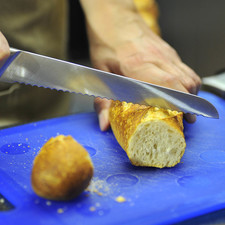 Cortar una baguette en rebanadas.