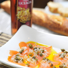 Servir acompañado con trozos de pan blanco tostado y maridar con vino rosado de la bodega mexicana Viña de Liceaga. Es ideal como entrada o botana.
