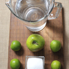 1 1/2 litros de agua 1/4 de taza de azúcar blanca 4 piezas de limón 1 pieza de manzana verde
