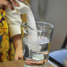 Agregar el azúcar al agua de la jarra y mezclar hasta disolver.