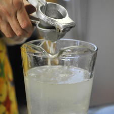 Añadir el jugo de limón y mezclar.