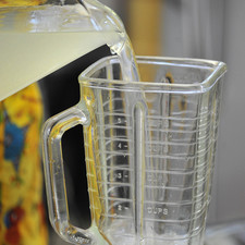 Colocar una taza de agua de limón en la licuadora.