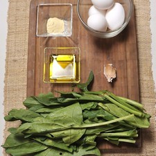 Ingredientes: Pimienta blanca molida Sal Aceite de oliva 4 piezas de Clara de huevo 1 diente de Ajo 1 taza de Espinaca S 553 1475637609
