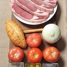 8 chuletas de ternera 1 vara de canela 3 clavos de olor 2 jitomate bola 1 cebolla Aceite de oliva 1 bolillo Sal al gusto