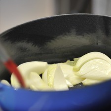 Nota: este plato se puede preparar con chuleta de ternera, milanesa de ternera o de res. En una sartén abierta, dorar la cebolla en un poco de aceite hasta que cambie de color.