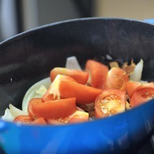Añadir la vara de canela en trozos, los clavos de olor enteros y los jitomates en rebanadas. Continuar cociendo 5 minutos hasta que el jitomate esté bien cocido.