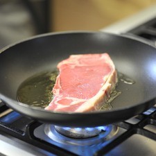 Sellar las chuletas de ternera en un sartén con aceite bien caliente, cociendo un par de minutos de cada lado.