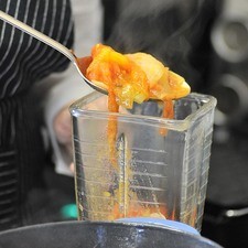 Dejar enfriar, retirar los clavos de olor y moler lo demás en la licuadora con una cucharita de sal.