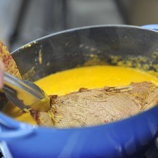 Agregar las chuletas a la salsa, bajar la lumbre, tapar y cocer durante 20 minutos más.