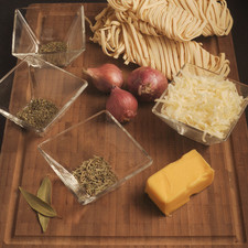 Ingredientes: 400 gramos fettucine 1 ½ barra de mantequilla ½ taza de echalotes 4 hojitas de laurel 3 cucharaditas de romero 3 cucharaditas de tomillo 4 cucharaditas de orégano Queso parmesano rallado al gusto Sal al gusto Pimienta al gusto