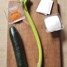 1 pepino 1 vara de apio ¼ taza de azúcar 14 gramos de grenetina natural Chile piquín en polvo