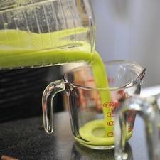 Moler en la licuadora con la vara de apio. Se necesitarán 3 tazas de este jugo, si hiciera falta, agregar un poco de agua.