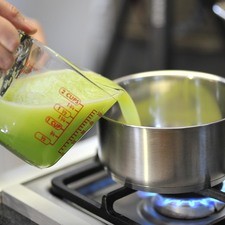 Calentar el resto del jugo con el azúcar, mezclar hasta disolver bien. Añadir la grenetina disuelta al jugo y mezclar. Dejar enfriar.