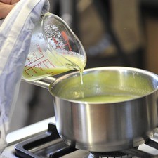 Poner a baño maría la grenetina hidratada, mezclar constantemente hasta que se disuelva y se haga líquida, la mezcla no debe hervir. Opcionalmente se puede calentar unos segundos al microondas para que se disuelva.