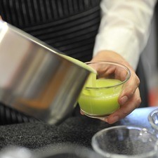 Colocar la gelatina en moldes dentro del refrigerador.