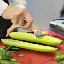 Pelar el pepino y retirarle las semillas.