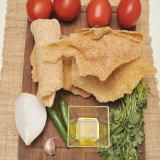 4 jitomate guaje 2 chile serrano 1 diente de ajo ½ cebolla Sal al gusto 150 gr de chicharrón de cerdo ¼ de manojo de cilantro 1 chorrito de aceite de oliva