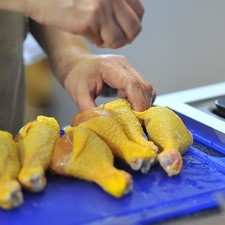 Salpimentar las piezas de pollo.