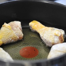 Sellar en una cazuela con un poco de aceite a fuego alto hasta que se van dorados por todos lados.