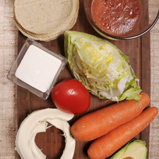 2 zanahorias 200 gramos de queso Oaxaca 10 tortillas de maíz ¼ de lechuga 1 jitomate guaje ½ aguacate ¼ taza de crema Salsa picante de jitomate al gusto Aceite de canola