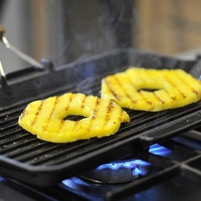 Antes de servir, sellar la piña sobre una parrilla con aceite de oliva y sal.