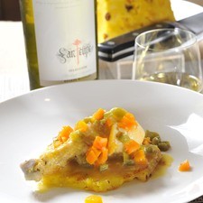 Colocar sobre un plato cada rebanada de piña y poner sobre ella una pieza de pollo. Acompañar con una copa de vino argentino Torrontés de la bodega San Felipe.