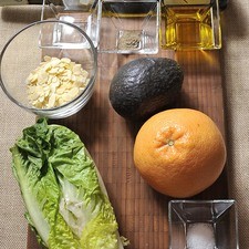 1 botella de vino cune monopole desinfectante de verduras al gusto 1/2 taza de almendra rebanada 1 pieza de aguacate 1 pieza de toronja 1 pieza de lechuga 1/4 cucharita de pimienta negra molida 1/2 cucharita de sal 2 cucharadas de vinagre blanco 1/4 taza de aceite de oliva extra virgen
