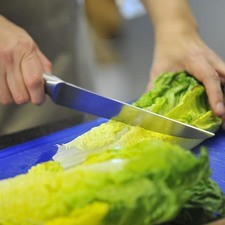 Picar la lechuga en trozos medianos y colocar en un tazón con agua y unas gotas de desinfectante. Dejar remojar 5 minutos y escurrir.
