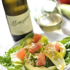 Servir la ensalada bañada con el aderezo, maridar con una copa de vino blanco español de la Rioja, Monopole de la Bodega Cvne.