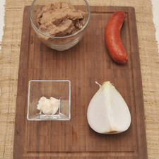 1 ½ tazas de frijoles molidos 100 gramos de chorizo ¼ de cebolla 1 cucharita de manteca de cerdo Sal al gusto