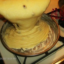 Ya la arepa esta casi lista. La mezcla tiene que quedar como en esta foto, espesa y cuando ya vean que hace como burbujas es que ya está lista.
