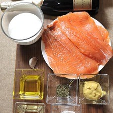 2 cucharadas de mostaza dijón 1 botella de champagne louis roederer brut vintage aceite de oliva al gusto pimienta negra molida al gusto sal al gusto 1 cucharita de estragón 1/4 taza de vino blanco 1 taza de crema de leche de vaca 1 cucharada de harina de trigo 1 diente de ajo 2 piezas de filete de salmón
