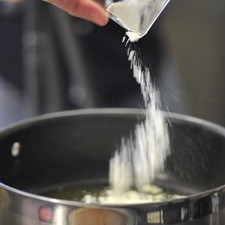 Para preparar la salsa, poner a sofreír el ajo en aceite de oliva durante un minuto, Agregar la cucharada de harina y continuar cociendo 2 minutos sin dejar de mover hasta que esté dorada.