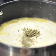Añadir el vino blanco, el estragón.