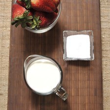 2 tazas de fresas ¼ taza de azúcar 1 taza de crema