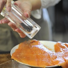 Salpimentar los filetes de salmón.