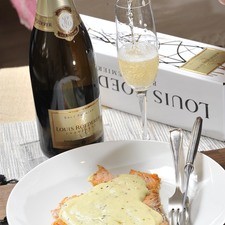 Servir los filetes bañados con la salsa de mostaza caliente y como maridaje con una Champagne Louis Roederer Brut Vintage.