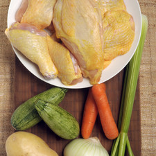 1 pollo 1/2 cebolla 1 zanahoria 1 papa 2 ramitas de apio 1/4 manojo de cilantro 2 calabacitas Sal al gusto S 571 1475637572