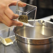 Para preparar el chimichurri, picar finamente el perejil y el ajo. Mezclar orégano.