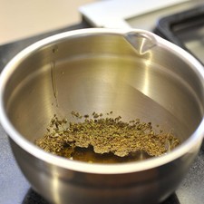 Agregar comino, albahaca, tomillo, vinagre, sal, pimienta negra molida, aceite de oliva y los 3 dientes de ajo finamente picados en un recipiente.