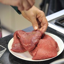 Para preparar los medallones, salpimentar.
