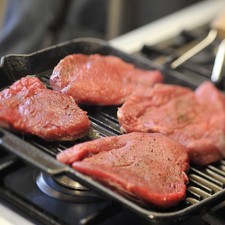 Engrasar la parrilla con aceite de oliva y calentar a fuego medio. Cocer la carne hasta que se dore por un lado.
