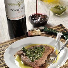Servir los medallones bañados con salsa chimichurri y acompañados con una copa de vino tinto chileno Montes Alpha Malbec.