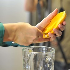 Cortar los cuatro mangos más maduros, sacarles la pulpa con una cuchara y moler en la licuadora.