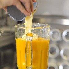 Agregar el queso, la leche condensada, el jugo de limón, el yogur y la gelatina liquida y licuar hasta que quede una mezcla muy tersa. Debe quedar un litro de la misma, si hace falta, agregar más mango.